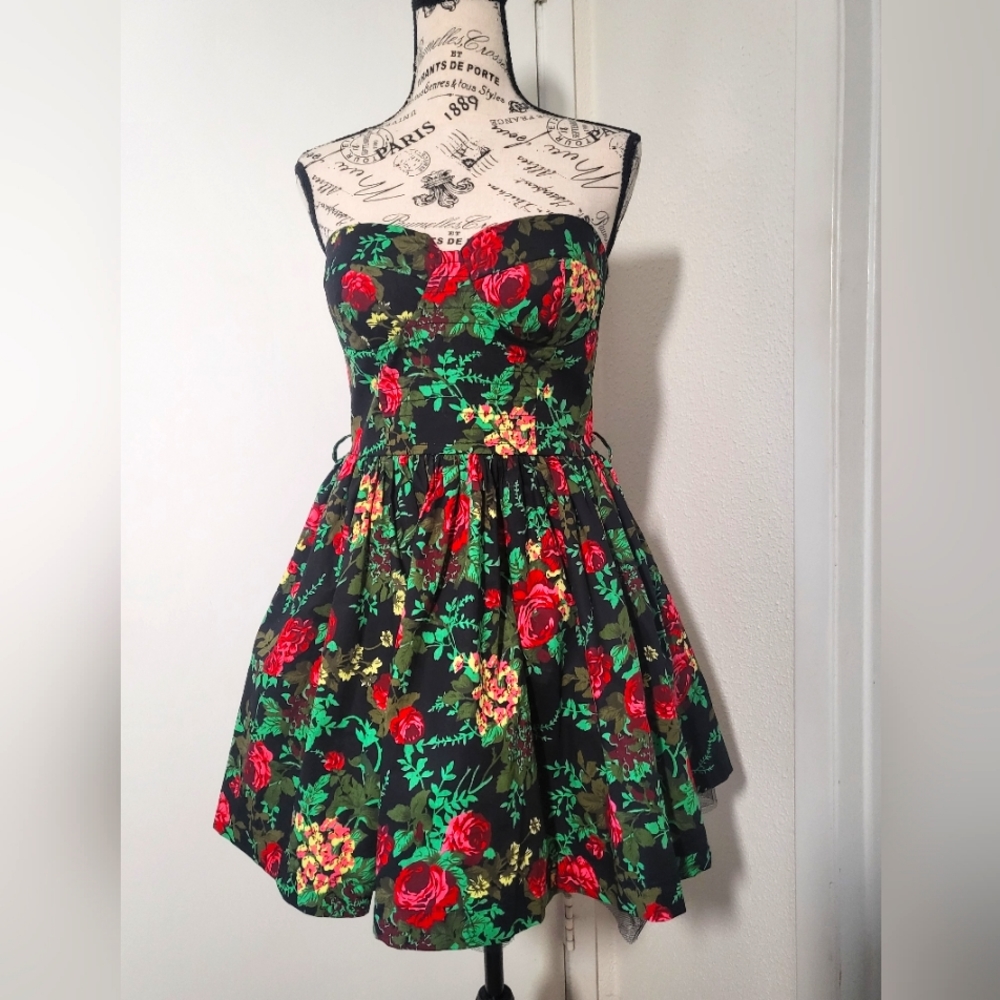 Sans Souci, Size Medium, rose pattern dress.